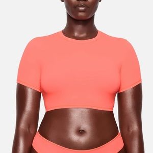 FITS EVERYBODY SUPER CROPPED T-SHIRT